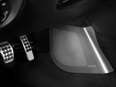 Bang & Olufsen Auto-Stereoanlage in einem Aston Martin DB9.
